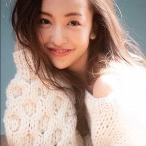 板野友美 (Tomomi Itano)